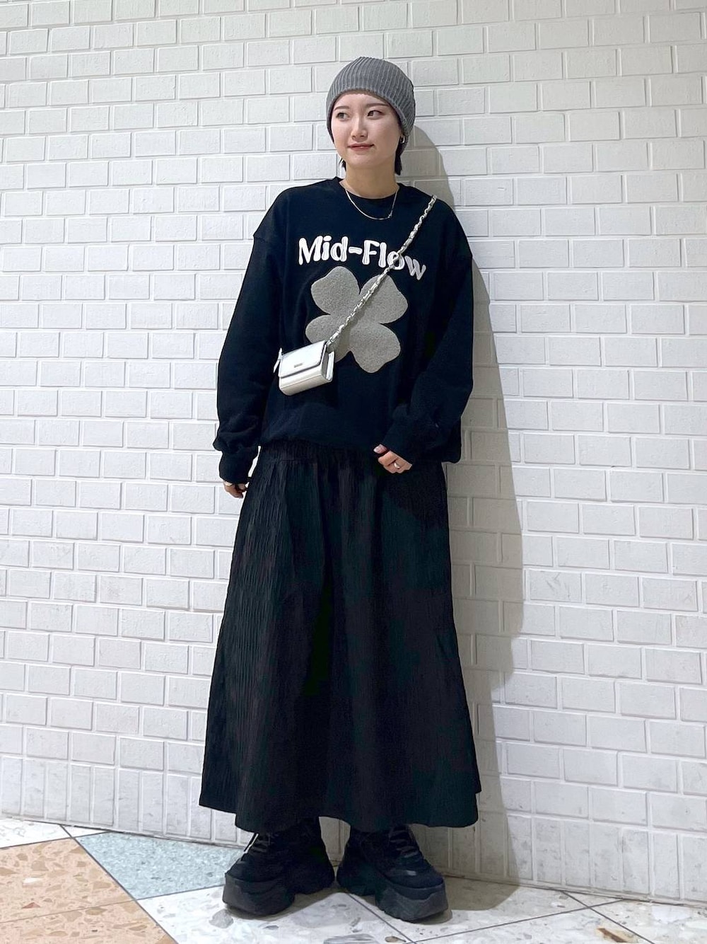 「着痩せ・細見え、韓国系、モード、PAGEBOY、骨格ストレート_PAGEBOY、休日コーデ、カジュアル、きれいめ、スウェット、スカート、ニット帽、スニーカー、ショルダーバッグ、旅行、女子ウケ」｜「PBLIMのPBLIM/クローバーシシュウスウェット（スウェット、ブラック系）」を使った、Natsukii/나츠키さん（レディース・164cm）の冬コーディネートの1枚目の写真
