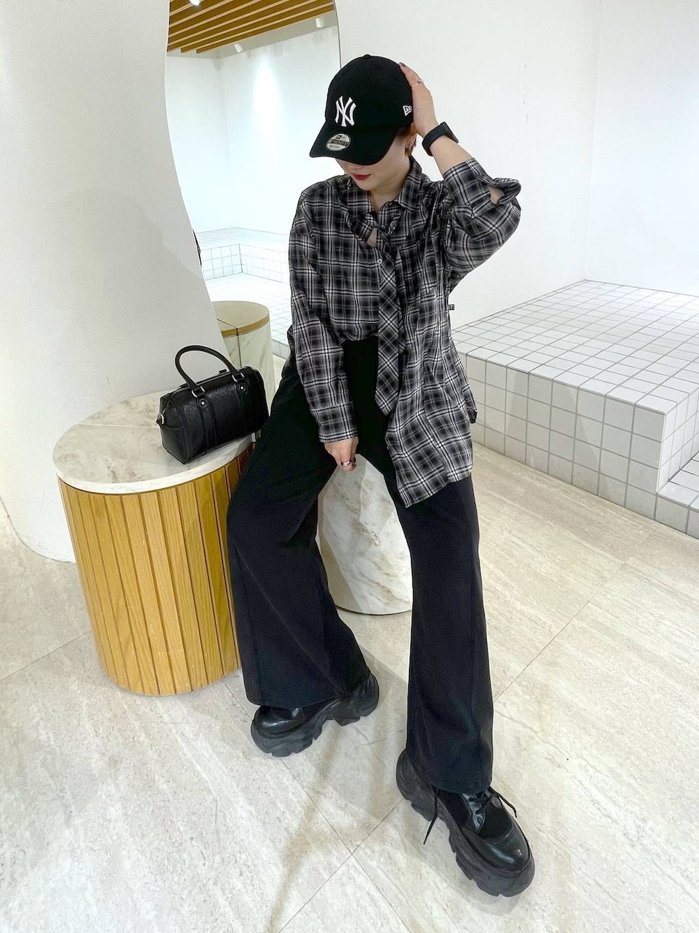 ブラック系のブーツ、ブラック系のスウェットパンツ、ブラック系のショルダーバッグを着用したレディースの冬コーディネートの1枚目の写真