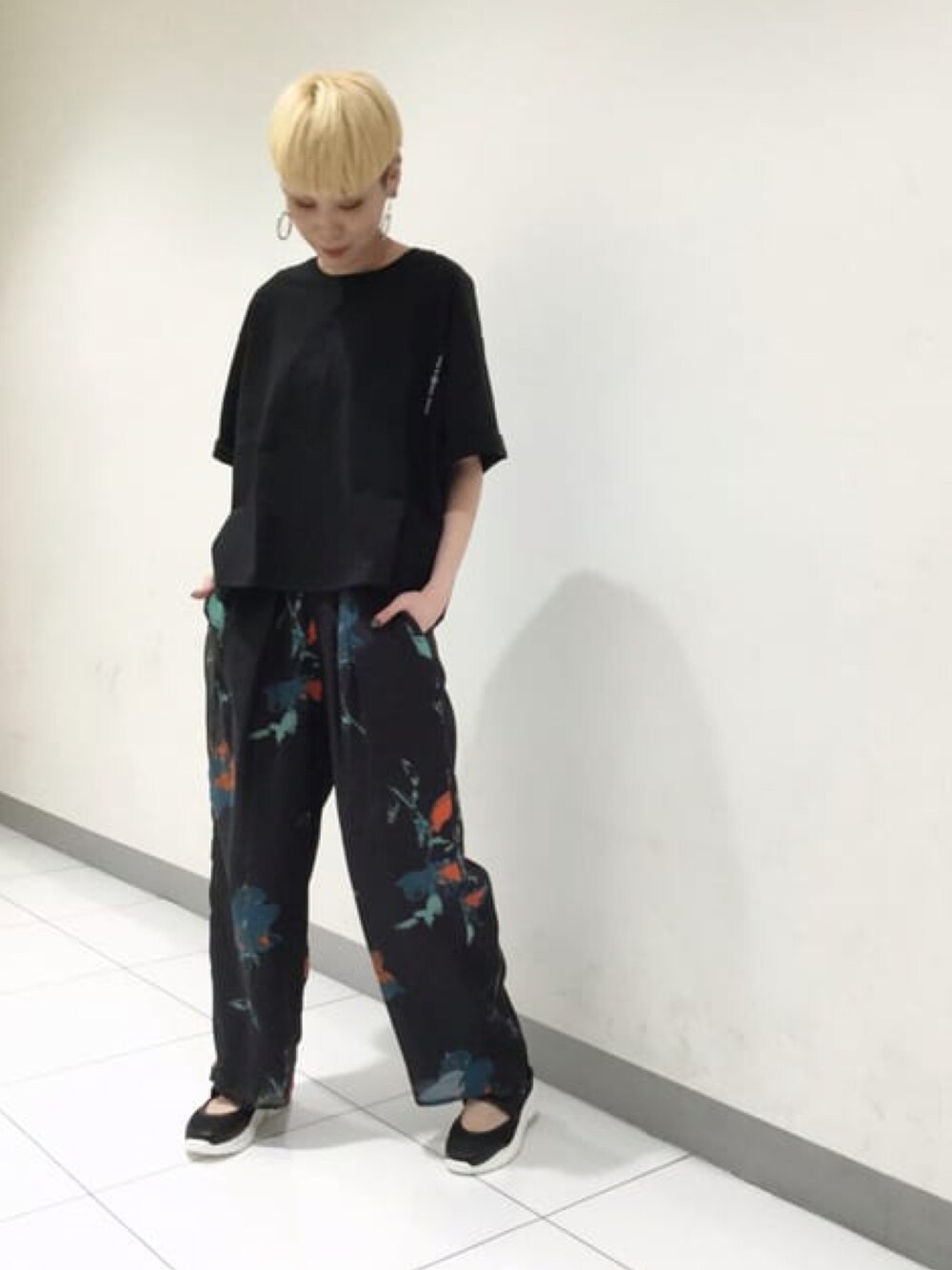 ブラック系のTシャツ/カットソー、ブルー系のその他パンツを着用したレディースの春コーディネートの1枚目の写真