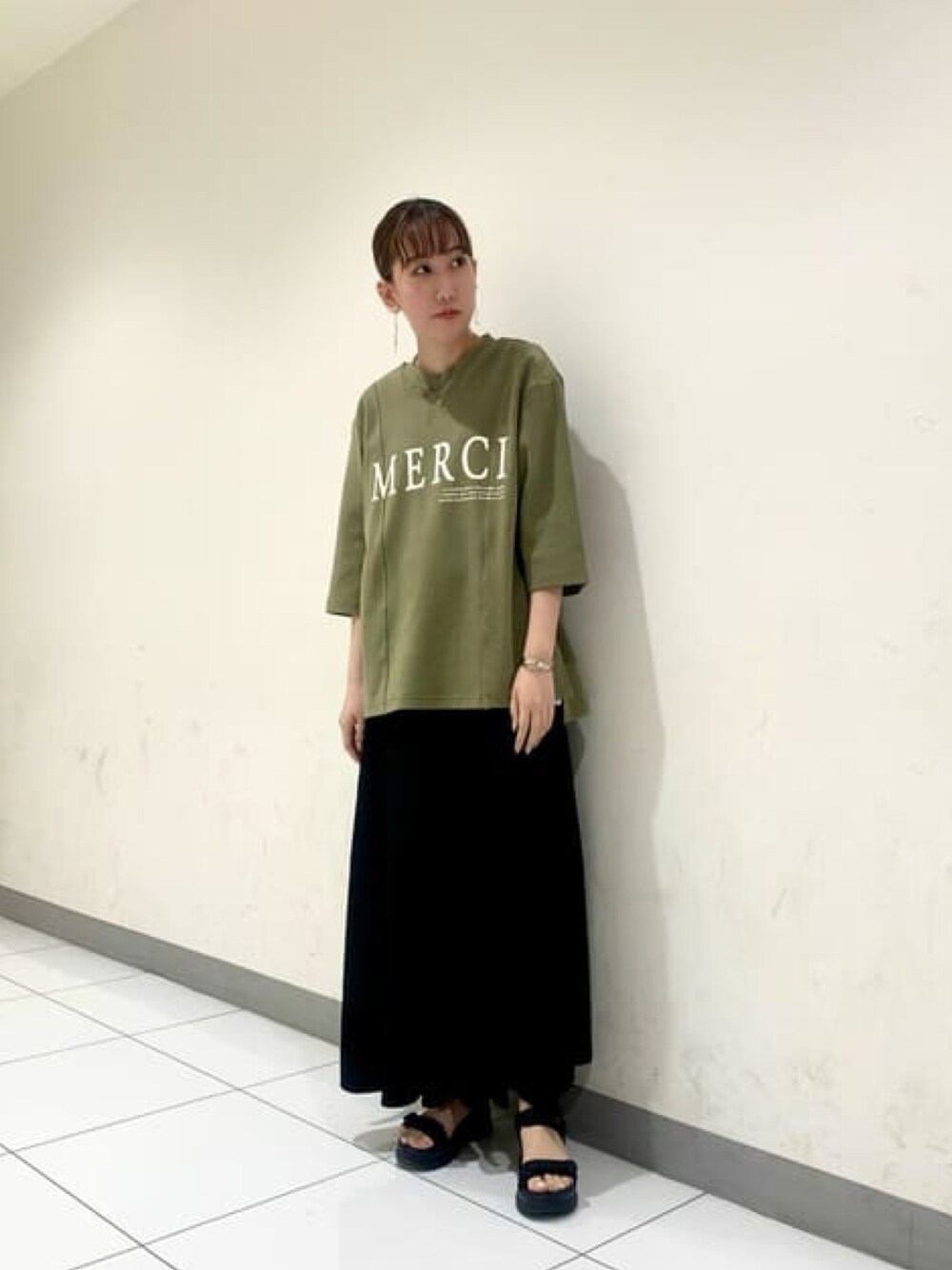 「ロゴスウェット、大人カジュアル、カーキ、スカート、ラクチンコーデ」｜「Paradise PicnicのLallia Mu ピーチスキンオーバーロゴT（Tシャツ/カットソー、グリーン系）」を使った、Paradise Picnicさん（レディース・160cm）の夏コーディネートの1枚目の写真