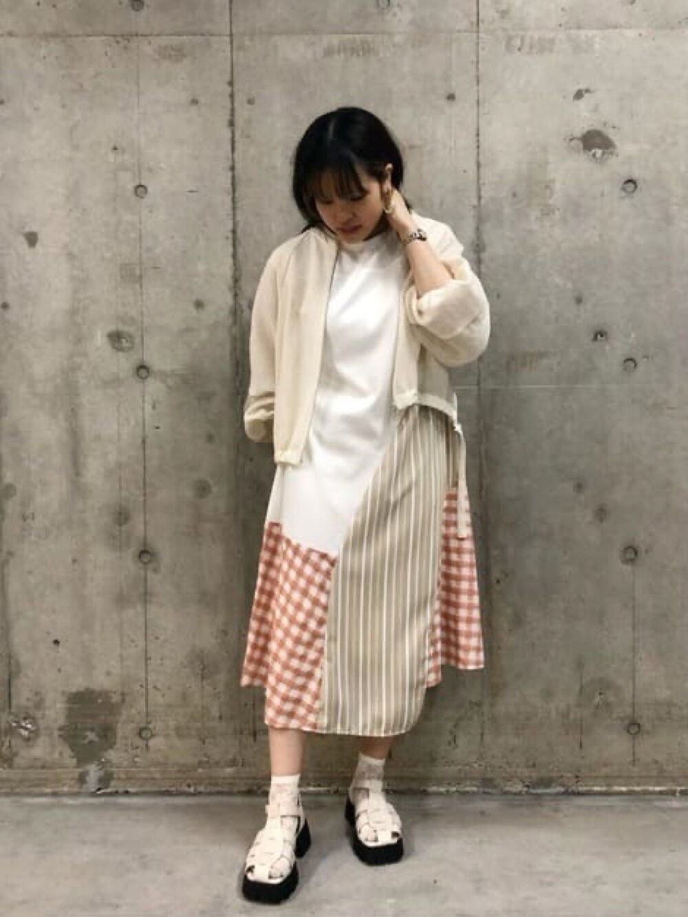 ホワイト系のブルゾン、ホワイト系のワンピースを着用したレディースの春コーディネートの1枚目の写真