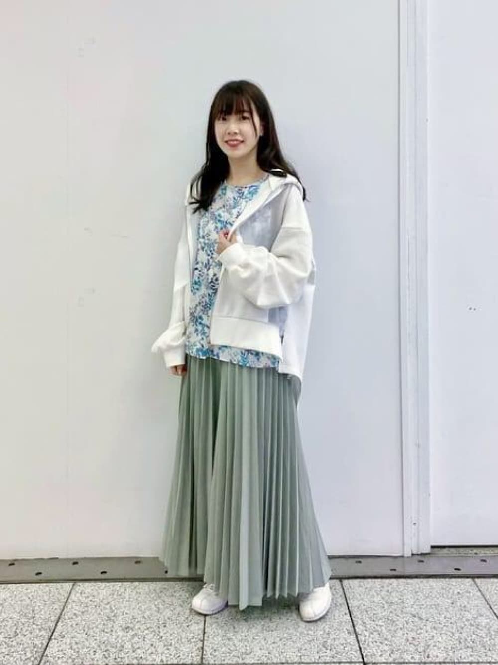 ブルー系のシャツ/ブラウス、グリーン系のその他パンツを着用したレディースの春コーディネートの1枚目の写真