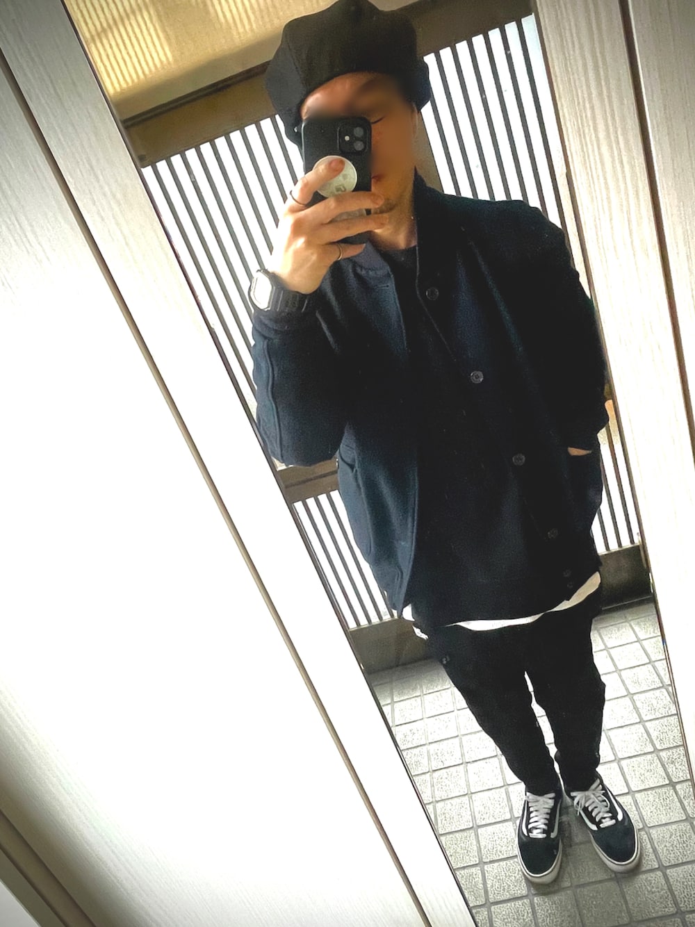 「休日スタイル、大人カジュアル、お洒落さんとつながりたい、レイヤードスタイル、モノトーン、スウェット、メガネ男子、大人コーデ、スニーカー、スニーカーコーデ、モノトーンコーデ、キャップ、シンプル、シンプルコーデ、おしゃれさんと繋がりたい」｜「VANSのアイテム（スニーカー、ブラック系）」を使った、T .Kさん（メンズ・176cm）の春コーディネートの1枚目の写真