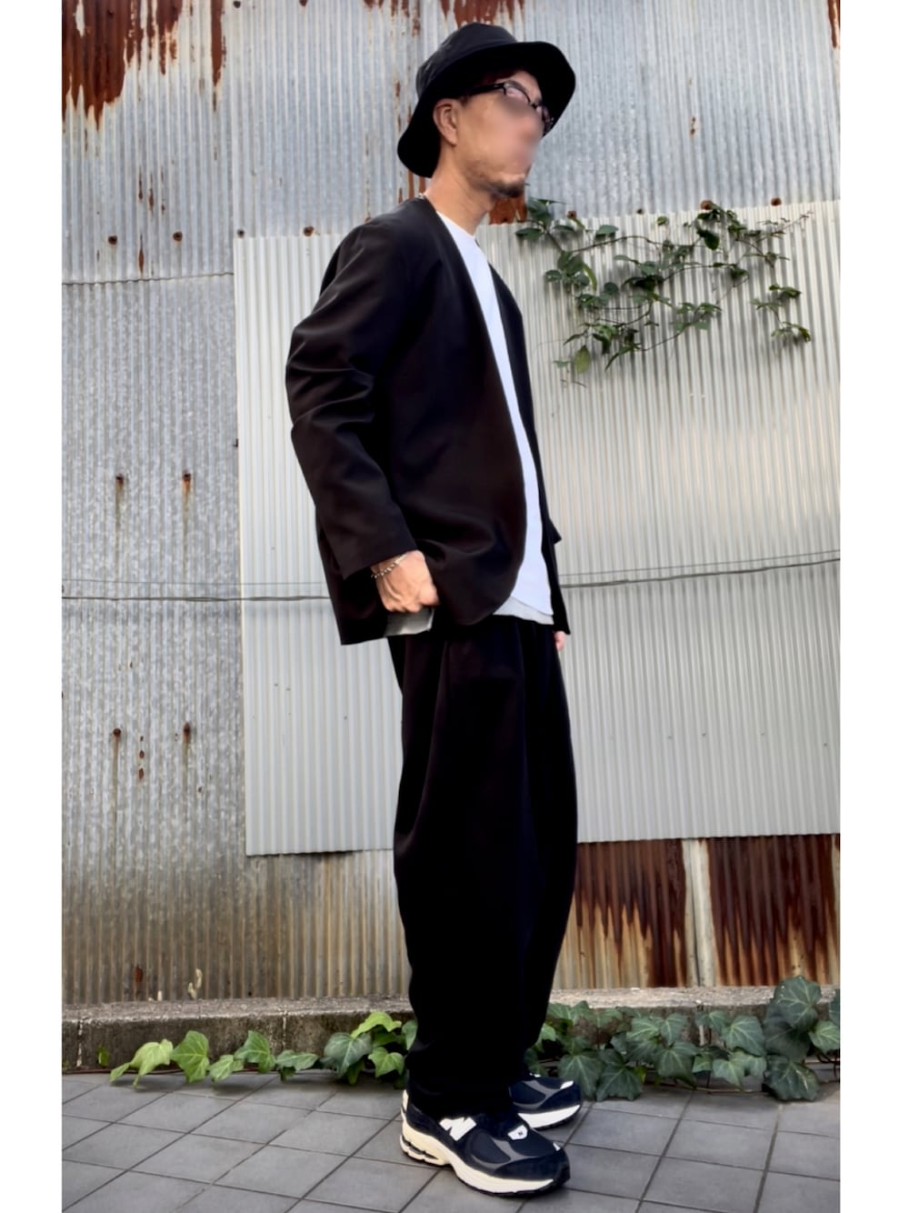 「秋ルック紹介するよ、秋服コーデ、おしゃれさんと繋がりたい、きれいめカジュアル、休日コーデ、シンプルスタイル、今日のコーデ、スニーカーコーデ、大人カジュアル、キレイめ、めがね、秋コーデ、ジャケットスタイル、ニューバランス、メンズファッション」｜「UNIQLO Uのアイテム（その他パンツ、ブラック系）」を使った、T .Kさん（メンズ・176cm）の秋コーディネートの1枚目の写真