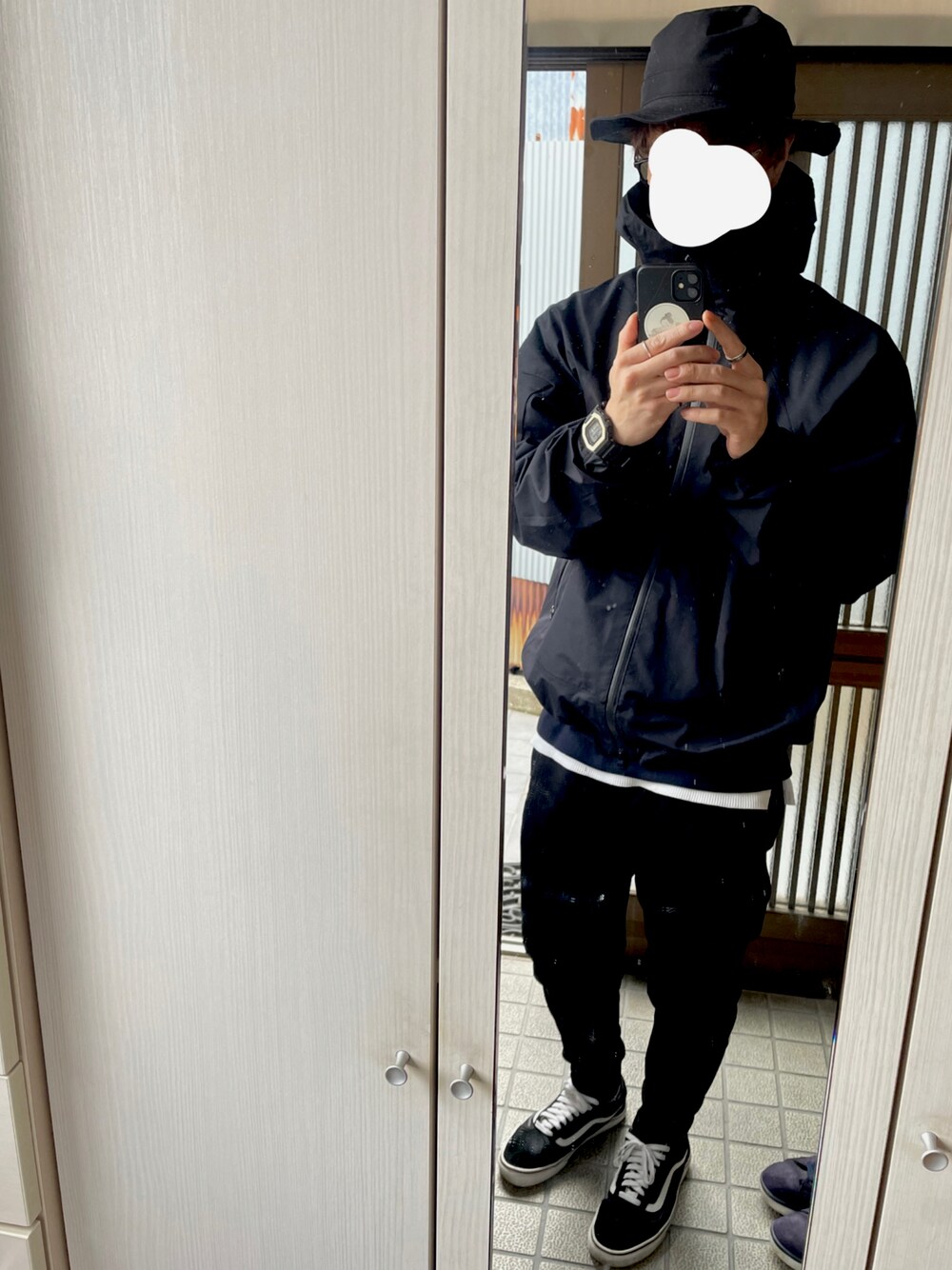 「カジュアル、おしゃれさんと繋がりたい、VANS、シンプル、ユニクロ、きれいめカジュアル、GU、ブルゾン、大人コーデ、モノクロ、ハット」｜「ADAM ET ROPE'のアイテム（ブルゾン、ブラック系）」を使った、T .Kさん（メンズ・176cm）の冬コーディネートの1枚目の写真