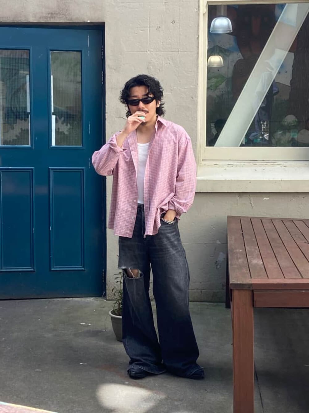 ブラック系のデニムパンツ、ホワイト系のタンクトップ、ピンク系のシャツ/ブラウスを着用したメンズの秋コーディネートの1枚目の写真