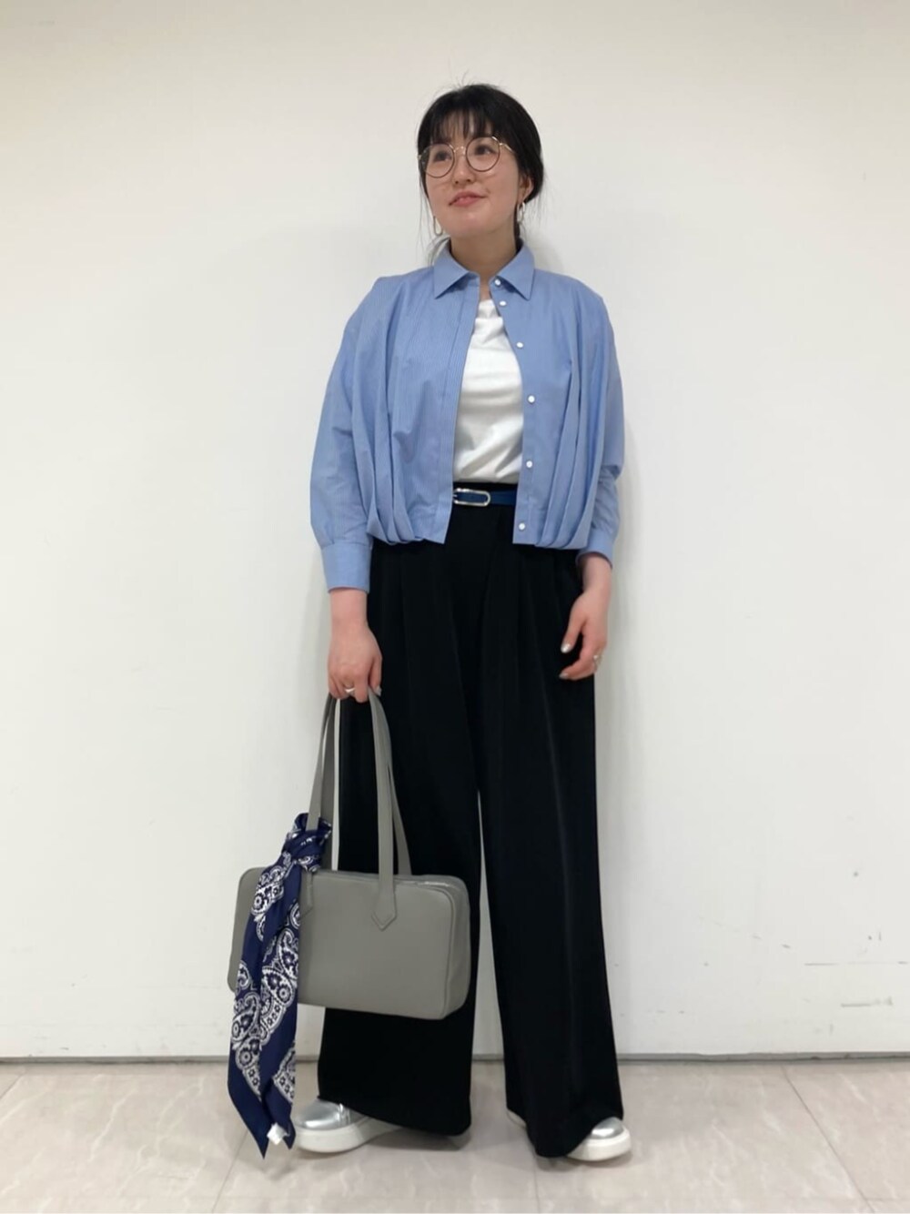 ブルー系のシャツ/ブラウス、ホワイト系のTシャツ/カットソー、ブラック系のパンツを着用したレディースの春コーディネートの1枚目の写真