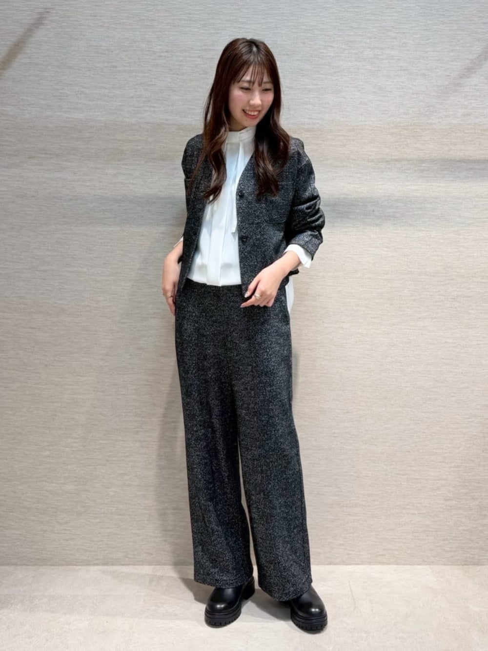 ホワイト系のシャツ/ブラウス、ブラック系のノーカラージャケット、ブラック系のその他パンツを着用したレディースの冬コーディネートの1枚目の写真