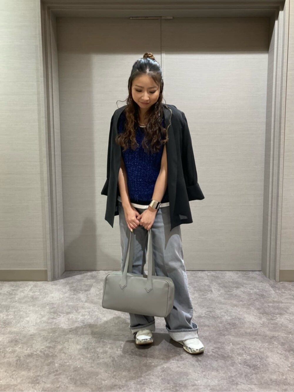 ブルー系のニット/セーター、グレー系のデニムパンツを着用したレディースの夏コーディネートの1枚目の写真