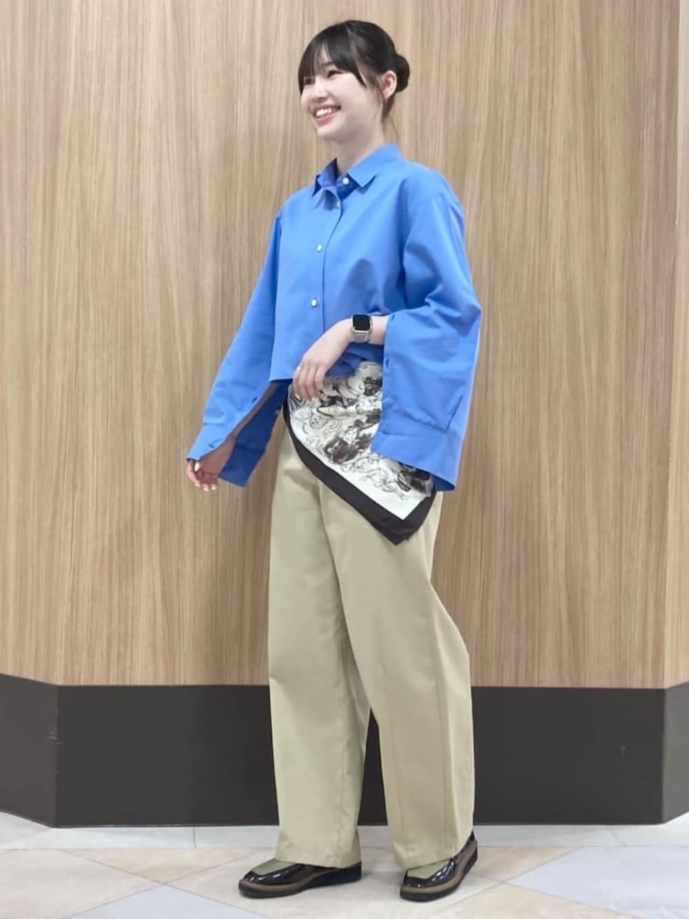 ブルー系のシャツ/ブラウス、グレー系のチノパンツ、ブラウン系のストール/ショールを着用したレディースの夏コーディネートの1枚目の写真