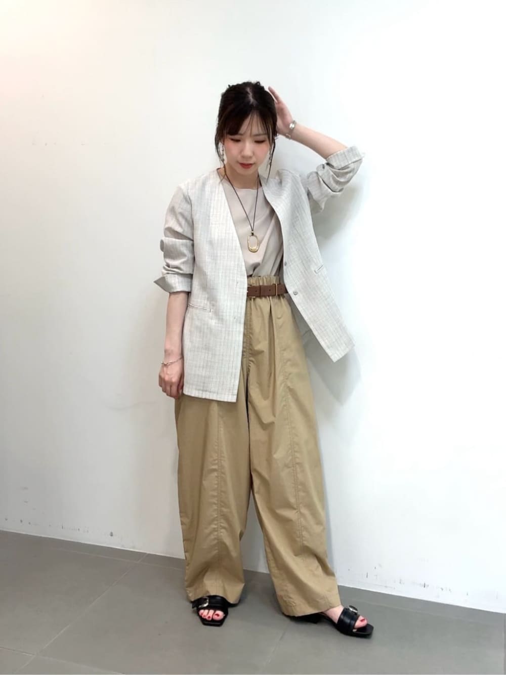 ホワイト系のノーカラージャケット、ベージュ系のその他パンツ、ブラウン系のベルトを着用したレディースの夏コーディネートの1枚目の写真