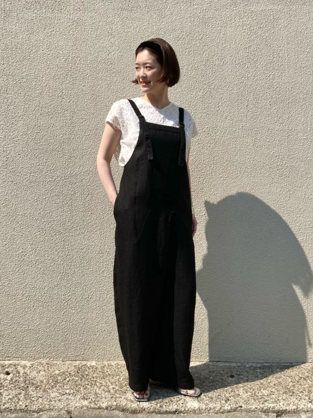 ホワイト系のシャツ/ブラウス、ブラック系のオールインワン・サロペットを着用したレディースの春コーディネートの1枚目の写真
