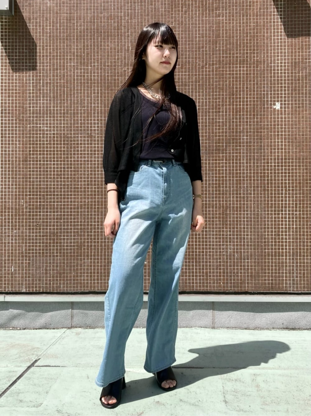 ブラック系のサンダル、ブルー系のタンクトップ、ブルー系のデニムパンツを着用したレディースの夏コーディネートの1枚目の写真