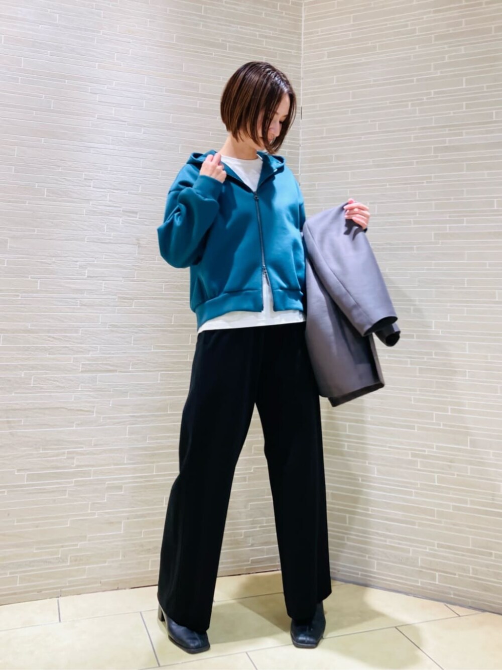 ホワイト系のTシャツ/カットソー、グリーン系のパーカー、ブラック系のパンツを着用したレディースの夏コーディネートの1枚目の写真