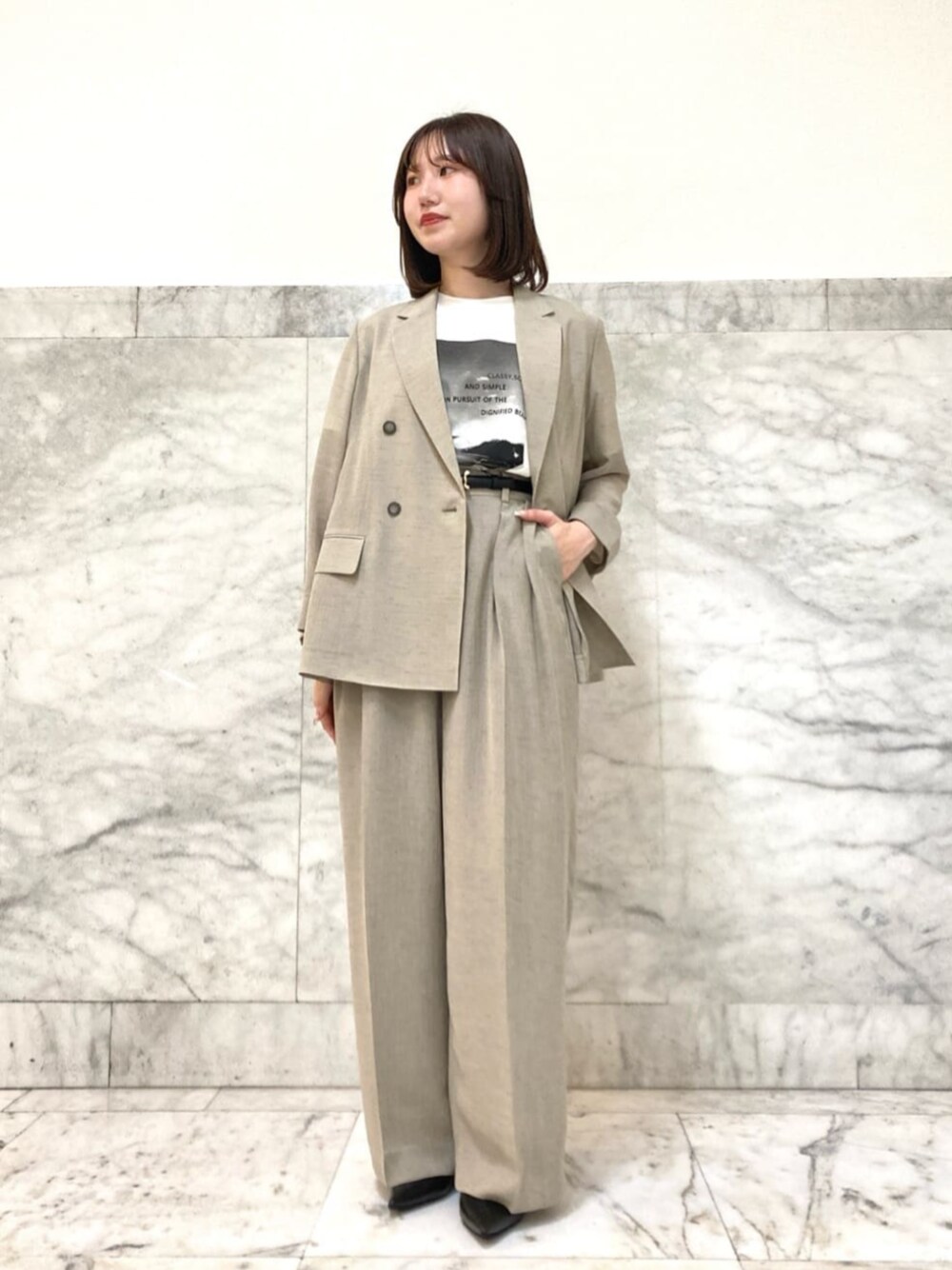 ホワイト系のTシャツ/カットソー、ホワイト系のテーラードジャケット、ホワイト系のその他パンツを着用したレディースの夏コーディネートの1枚目の写真