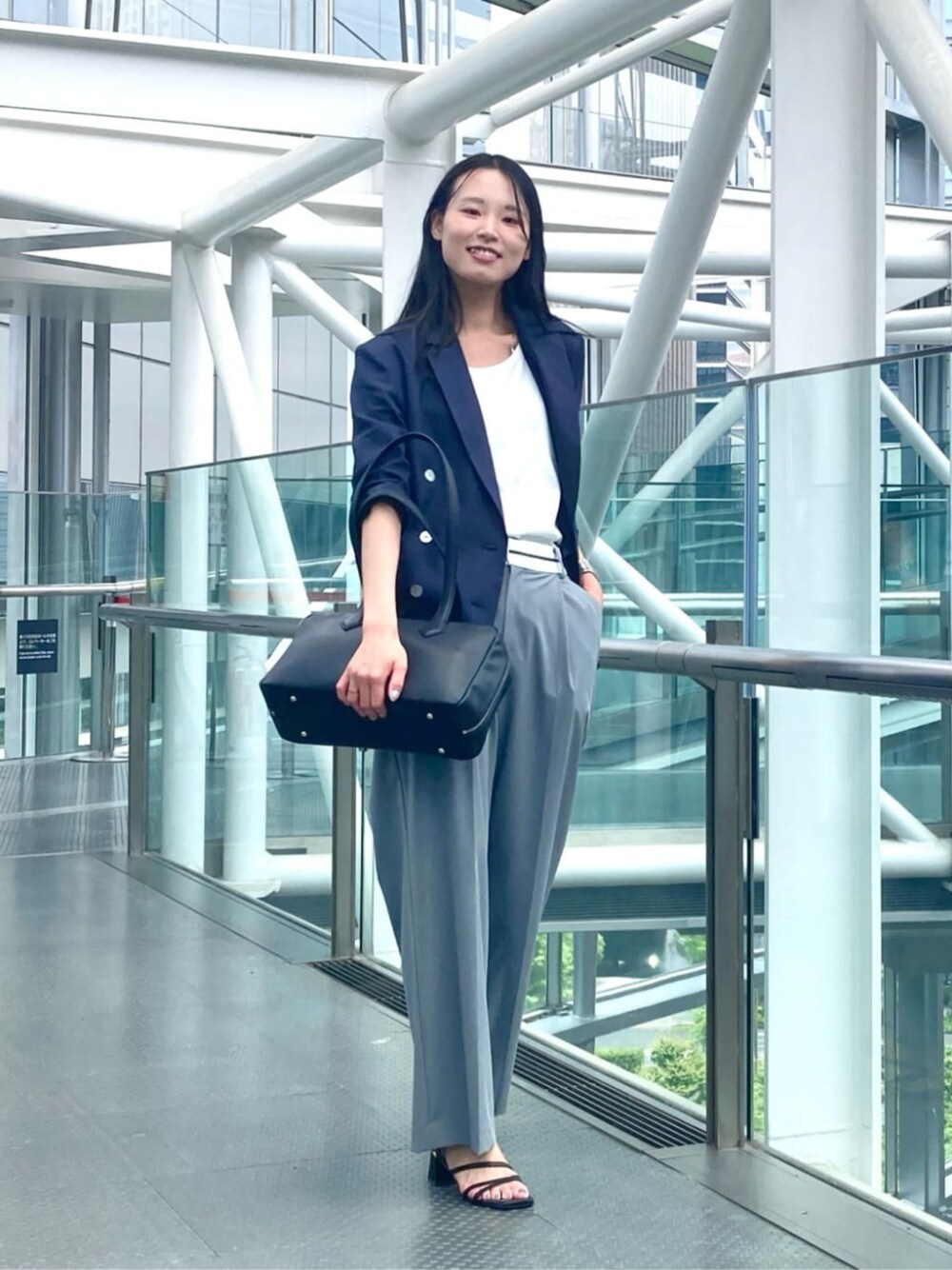 グレー系のその他パンツ、ブルー系のテーラードジャケット、グレー系のアンサンブルを着用したレディースの夏コーディネートの1枚目の写真