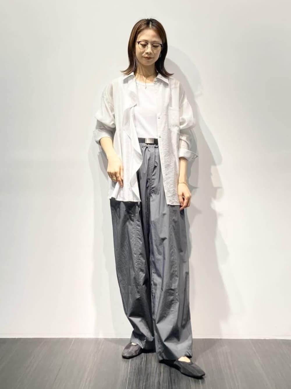 グレー系のその他パンツ、グレー系のシャツ/ブラウス、グレー系のタンクトップを着用したレディースの夏コーディネートの1枚目の写真
