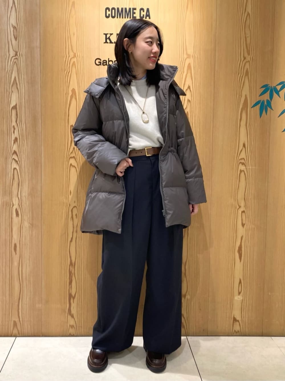 グレー系のダウンジャケット/コート、ブルー系のその他パンツを着用したレディースの冬コーディネートの1枚目の写真