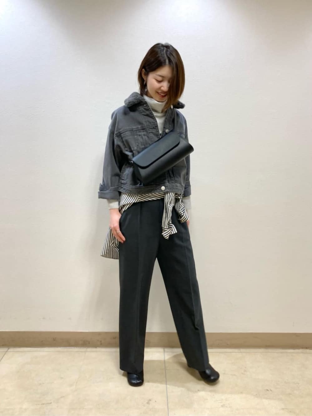 グレー系のその他パンツ、グレー系のデニムジャケット、ブラック系のブーツを着用したレディースの冬コーディネートの1枚目の写真