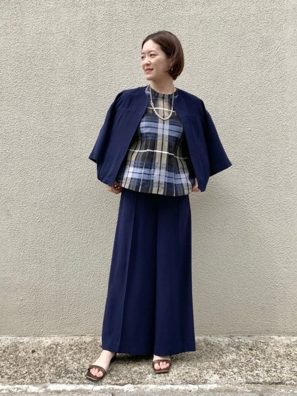 ブルー系のブルゾン、ブルー系のその他パンツ、ブルー系のシャツ/ブラウスを着用したレディースの夏コーディネートの1枚目の写真