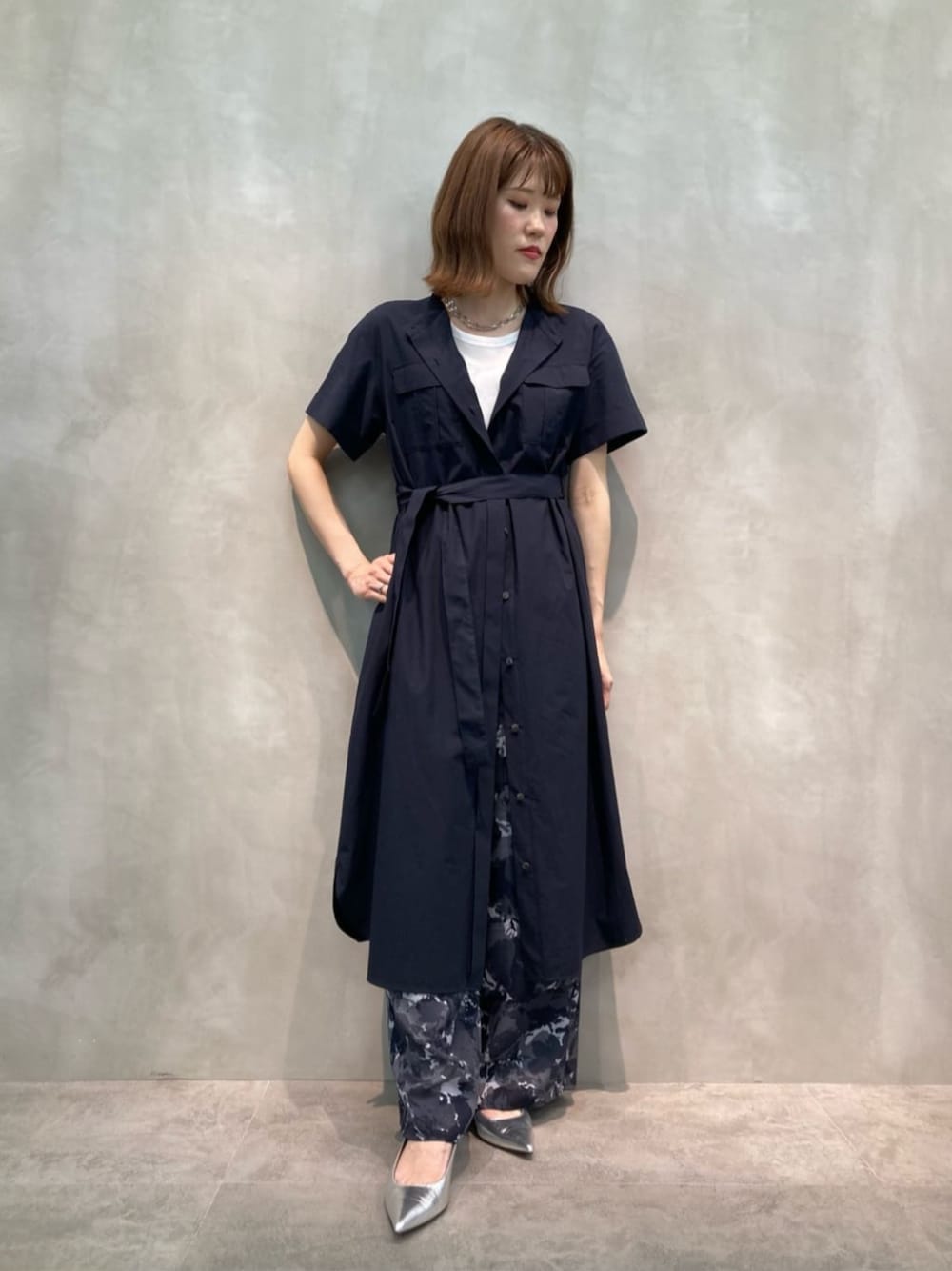 シルバー系のパンプス、ホワイト系のタンクトップ、ブルー系のその他パンツを着用したレディースの春コーディネートの1枚目の写真
