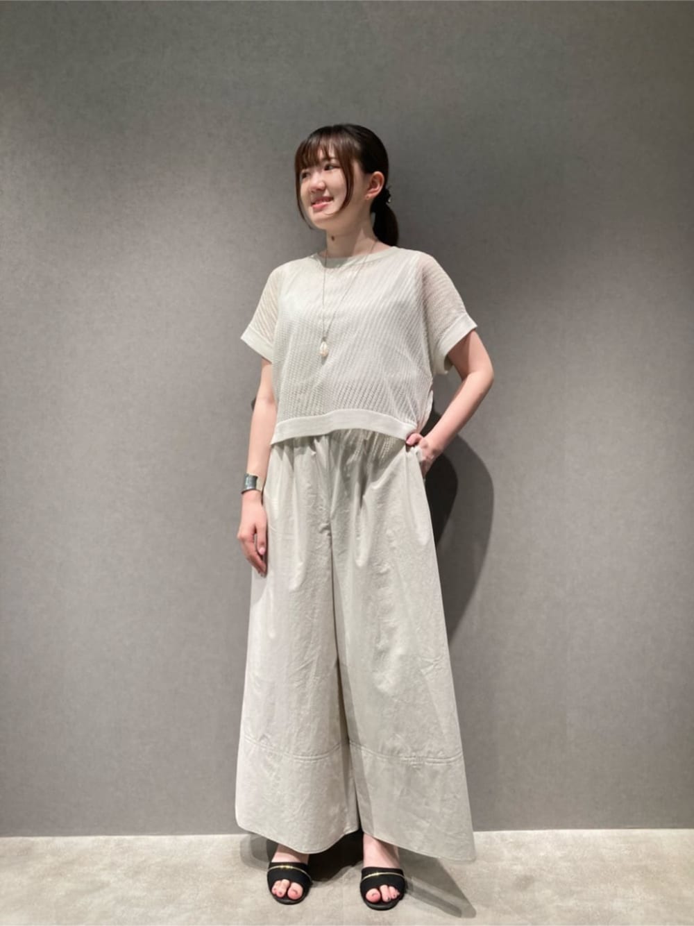 ベージュ系のアンサンブル、ベージュ系のその他パンツを着用したレディースの夏コーディネートの1枚目の写真