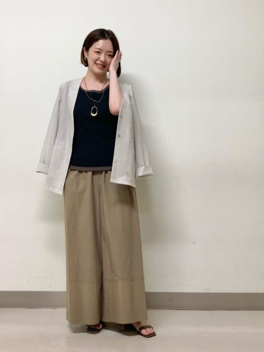 「コムサ、K.Tキヨコタカセ、パンツスタイル、パンツコーデ、ジャケット、オフィスカジュアル、オフィススタイル、きれいめカジュアル、旅行コーデ、旅行、夏コーデ、夏、ジャケットスタイル」｜「K.T KIYOKO TAKASEのコットンタイプライター ギャザーワイドパンツ（その他パンツ、イエロー系）」を使った、COMME CA OFFICIALさん（レディース・160cm）の夏コーディネートの1枚目の写真