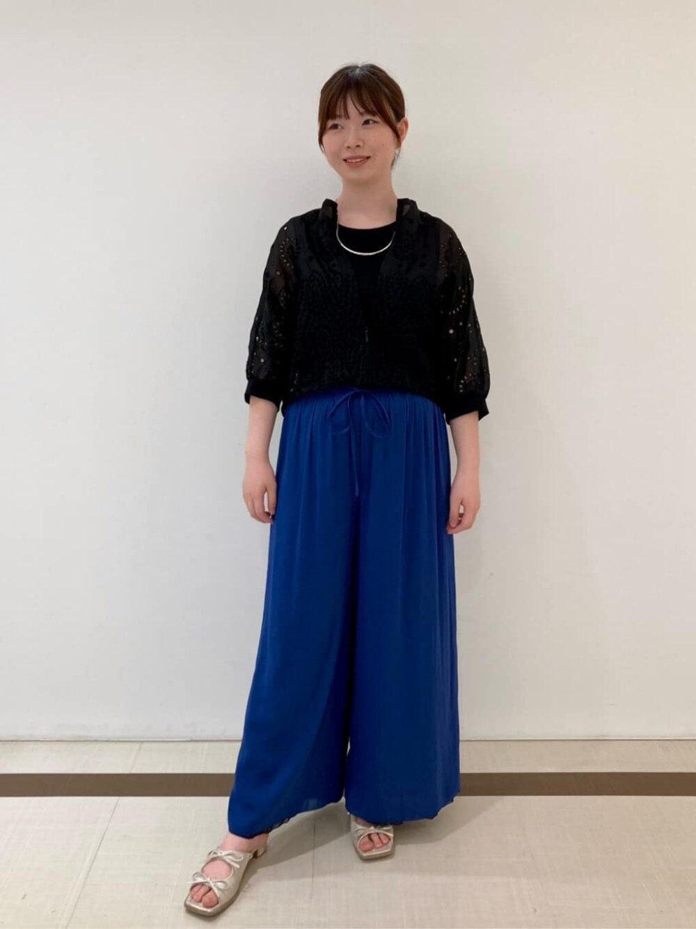 ブルー系のその他パンツを着用したレディースの夏コーディネートの1枚目の写真