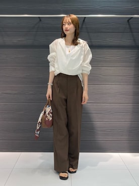 「COMME CA（コムサ）のミニボストン バッグ（ボストンバッグ、ブラウン系）」を使った、COMME CA OFFICIALさん（レディース・166cm）の春コーディネート