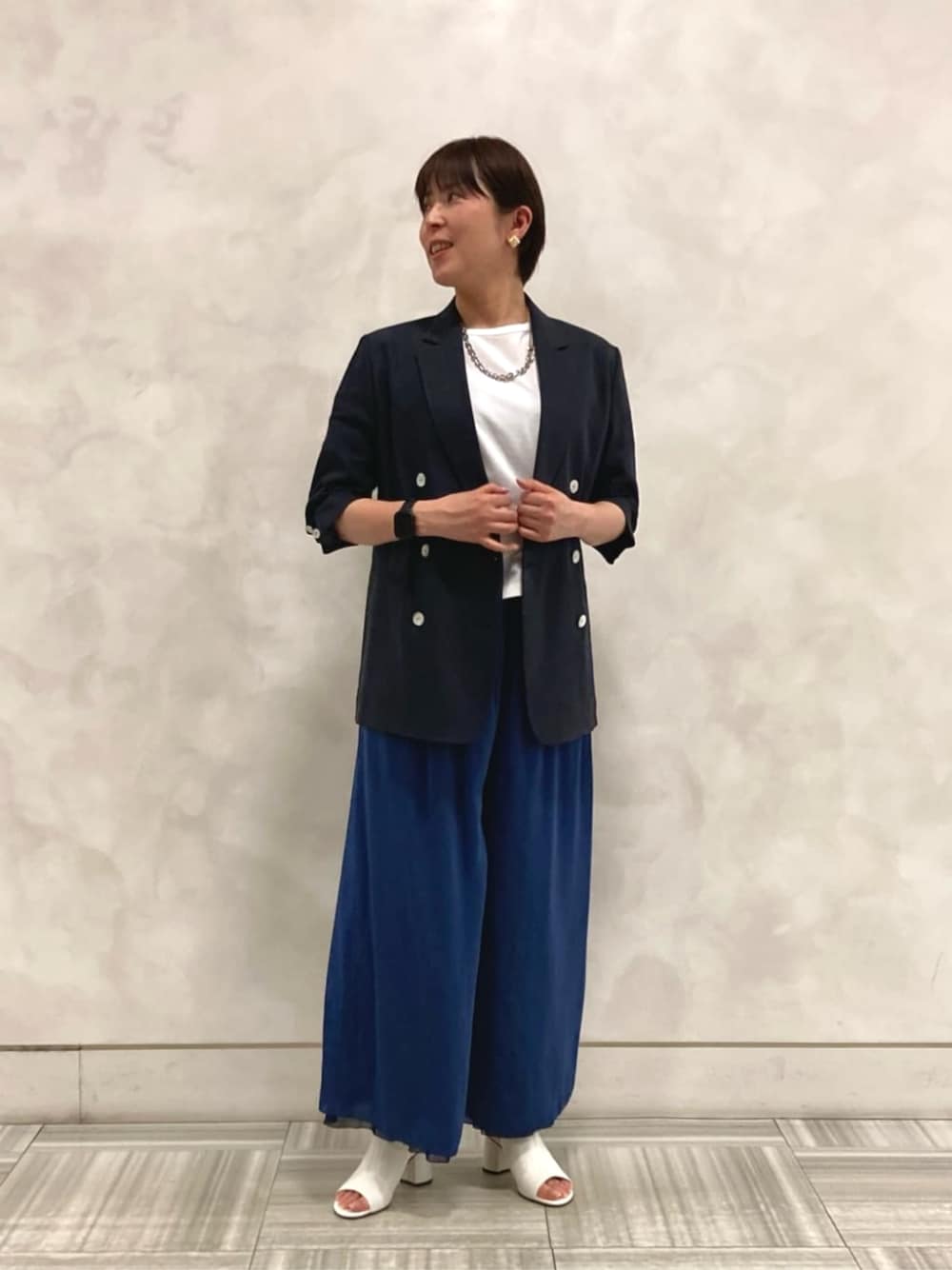 ホワイト系のサンダル、ホワイト系のTシャツ/カットソー、ブルー系のその他パンツを着用したレディースの夏コーディネートの1枚目の写真