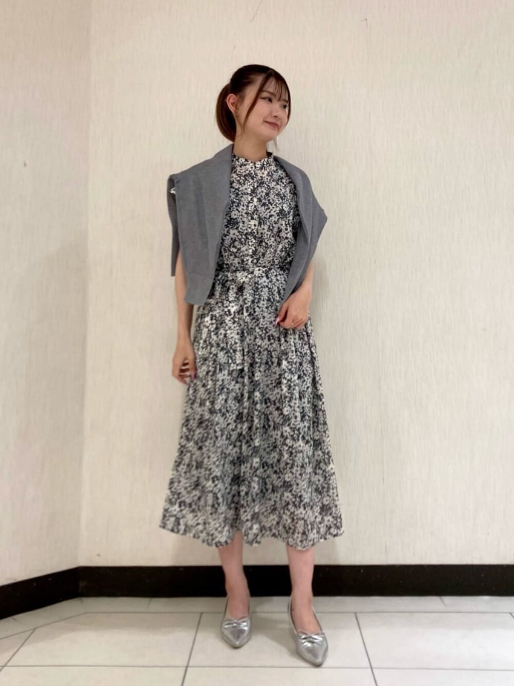 グレー系のワンピース、グレー系のニット/セーターを着用したレディースの夏コーディネートの1枚目の写真