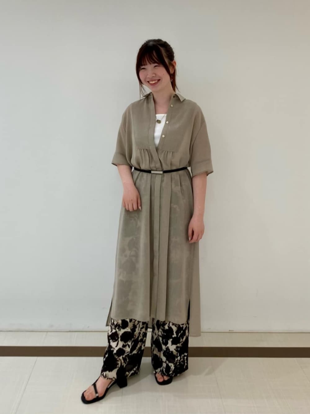 ブラック系のサンダル、ホワイト系のワンピース、ブラウン系のその他パンツを着用したレディースの夏コーディネートの1枚目の写真