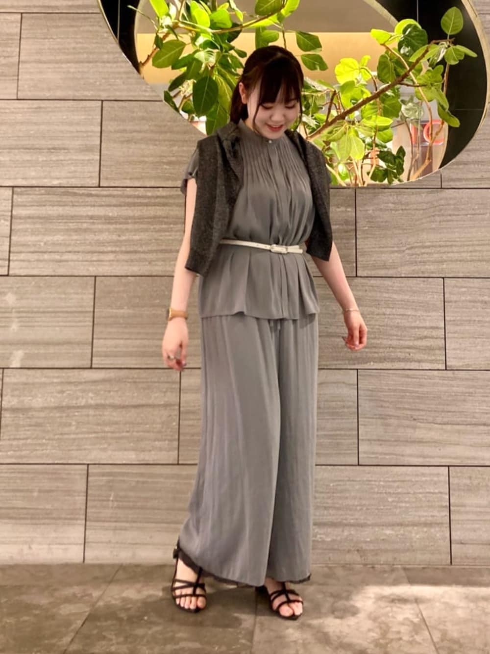 グレー系のその他パンツ、グレー系のカーディガン/ボレロ、グレー系のシャツ/ブラウスを着用したレディースの夏コーディネートの1枚目の写真