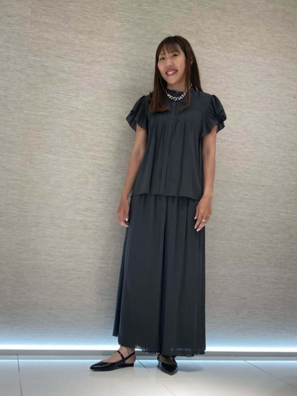 グレー系のその他パンツ、グレー系のシャツ/ブラウスを着用したレディースの夏コーディネートの1枚目の写真