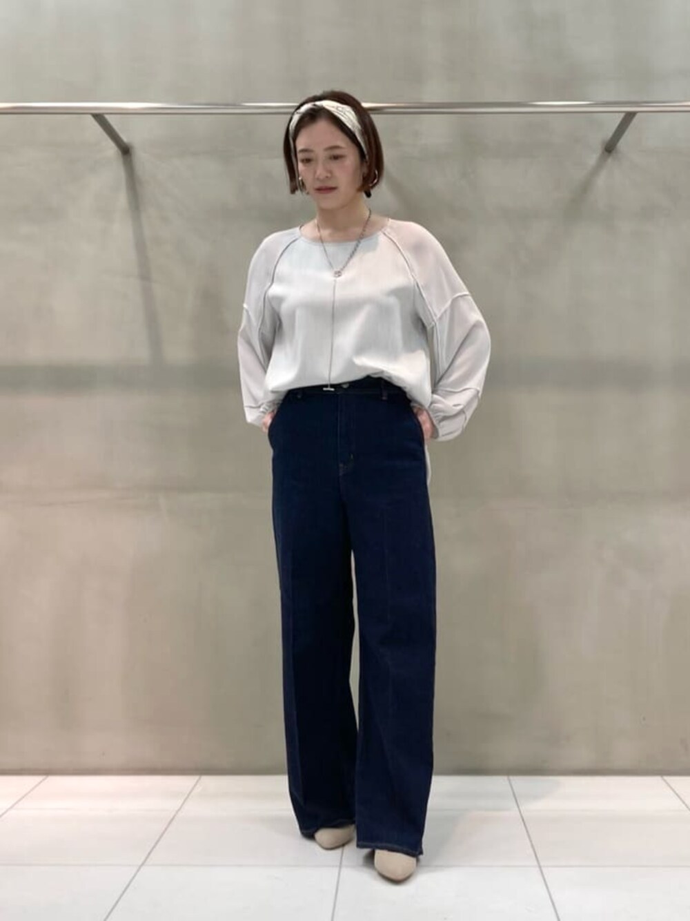 ブルー系のデニムパンツ、グレー系のシャツ/ブラウス、ブラウン系のストール/ショールを着用したレディースの春コーディネートの1枚目の写真
