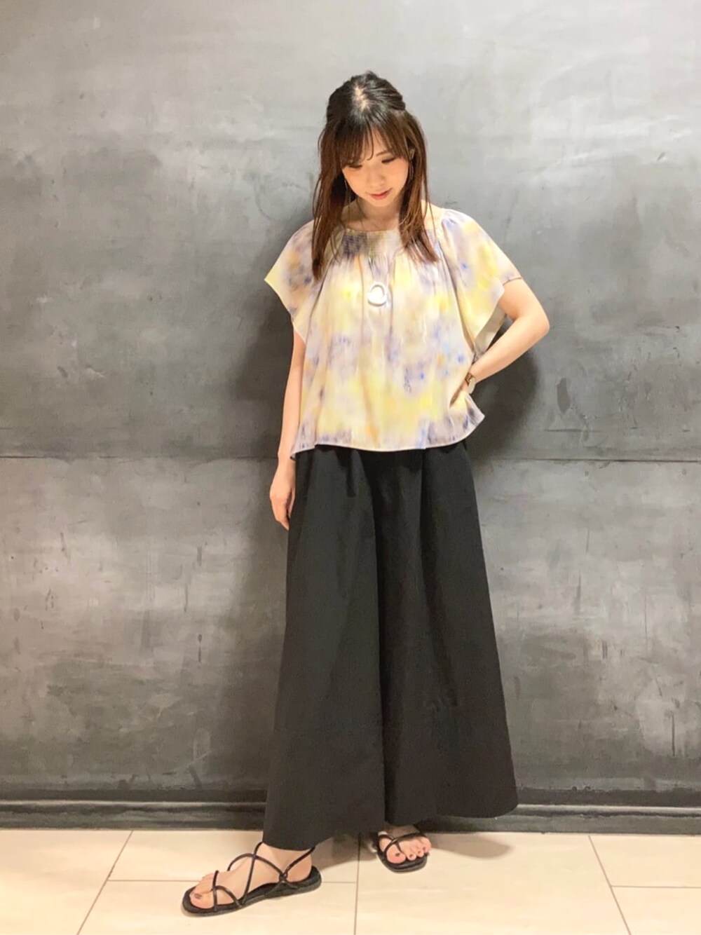 グレー系のシャツ/ブラウス、ブルー系のパンツを着用したレディースの春コーディネートの1枚目の写真