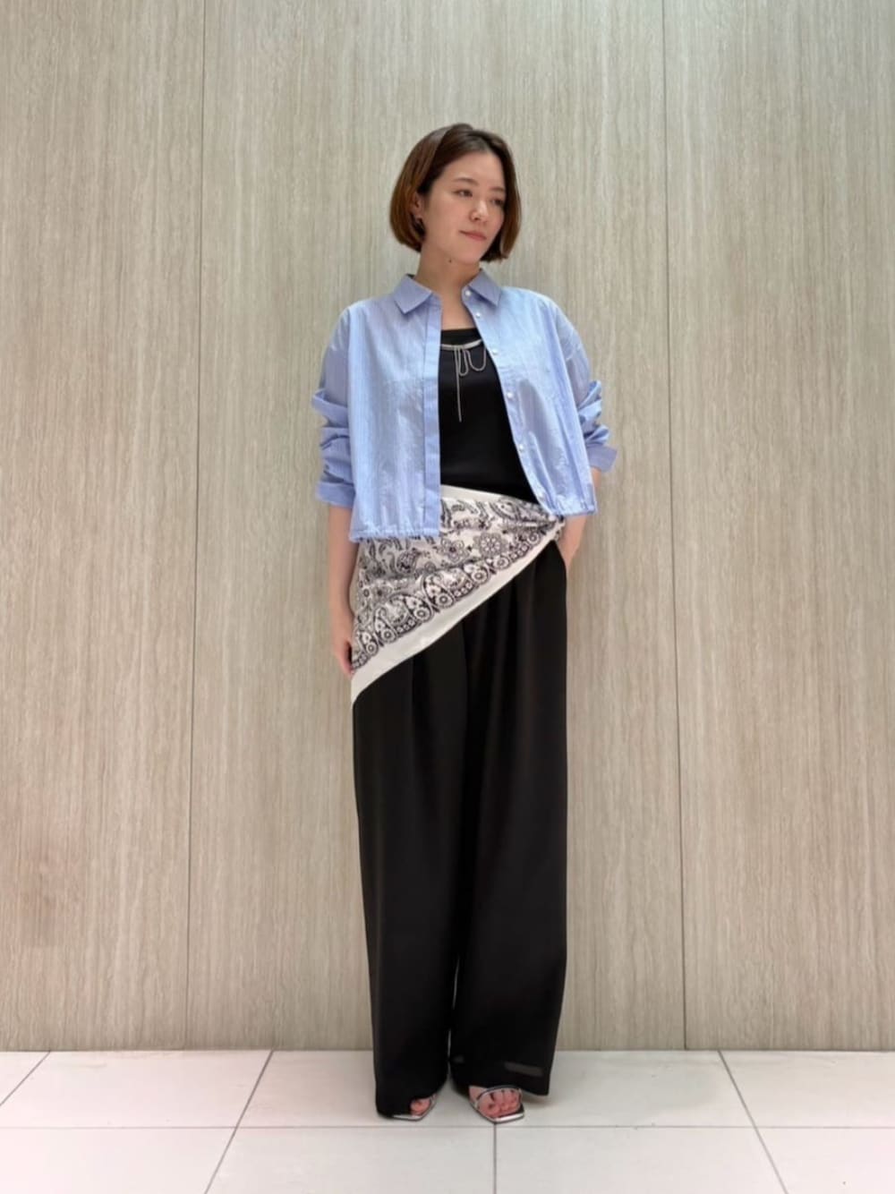 ブラック系のその他パンツ、ブラック系のタンクトップ、ブルー系のシャツ/ブラウスを着用したレディースの夏コーディネートの1枚目の写真