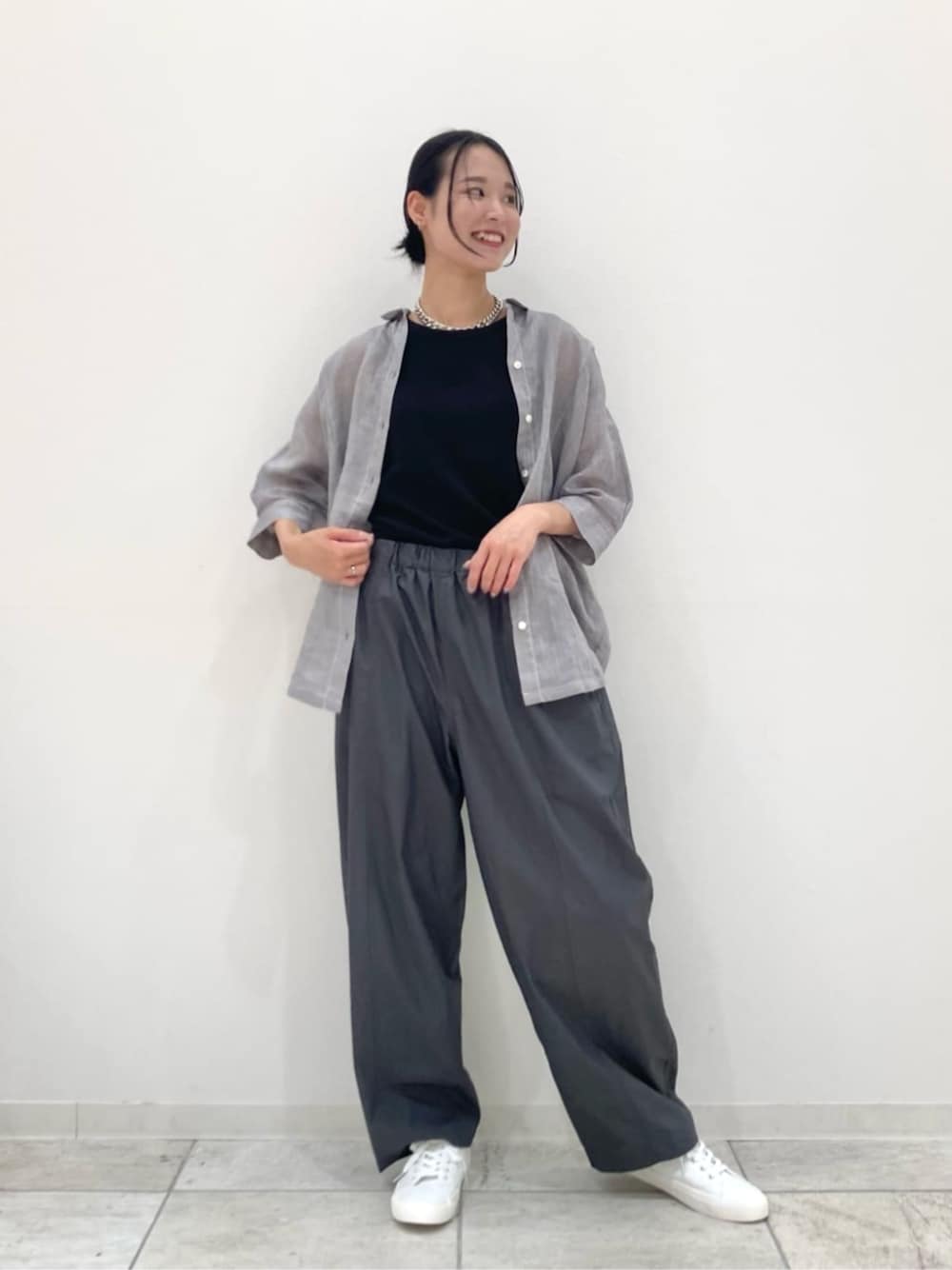 グレー系のシャツ/ブラウス、グレー系のその他パンツ、ブラック系のタンクトップを着用したレディースの夏コーディネートの1枚目の写真