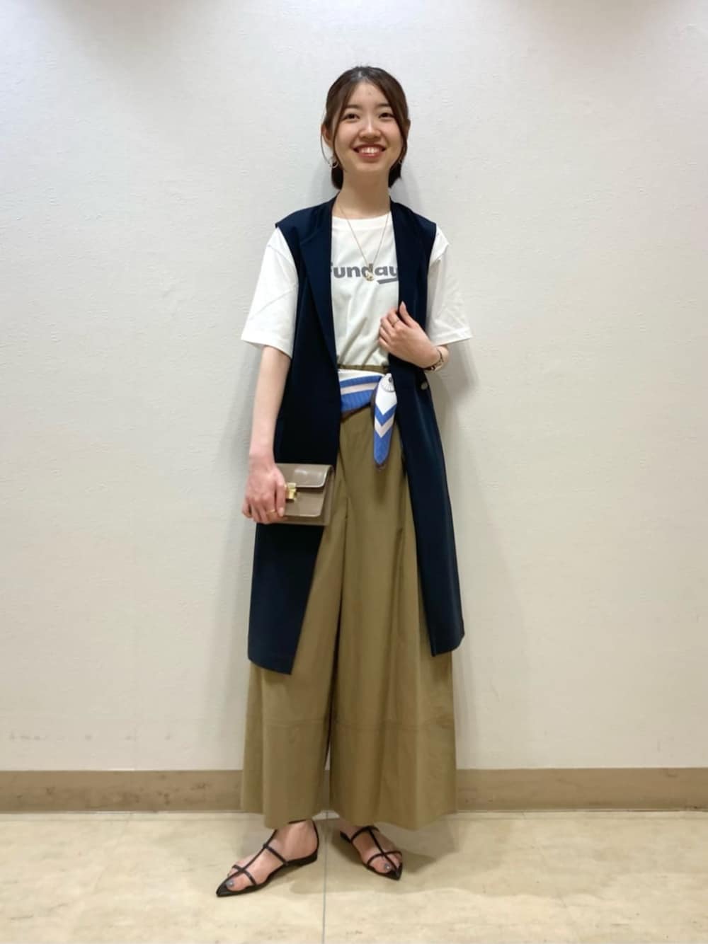 グリーン系のその他パンツ、ブルー系のベスト、ホワイト系のTシャツ/カットソーを着用したレディースの夏コーディネートの1枚目の写真