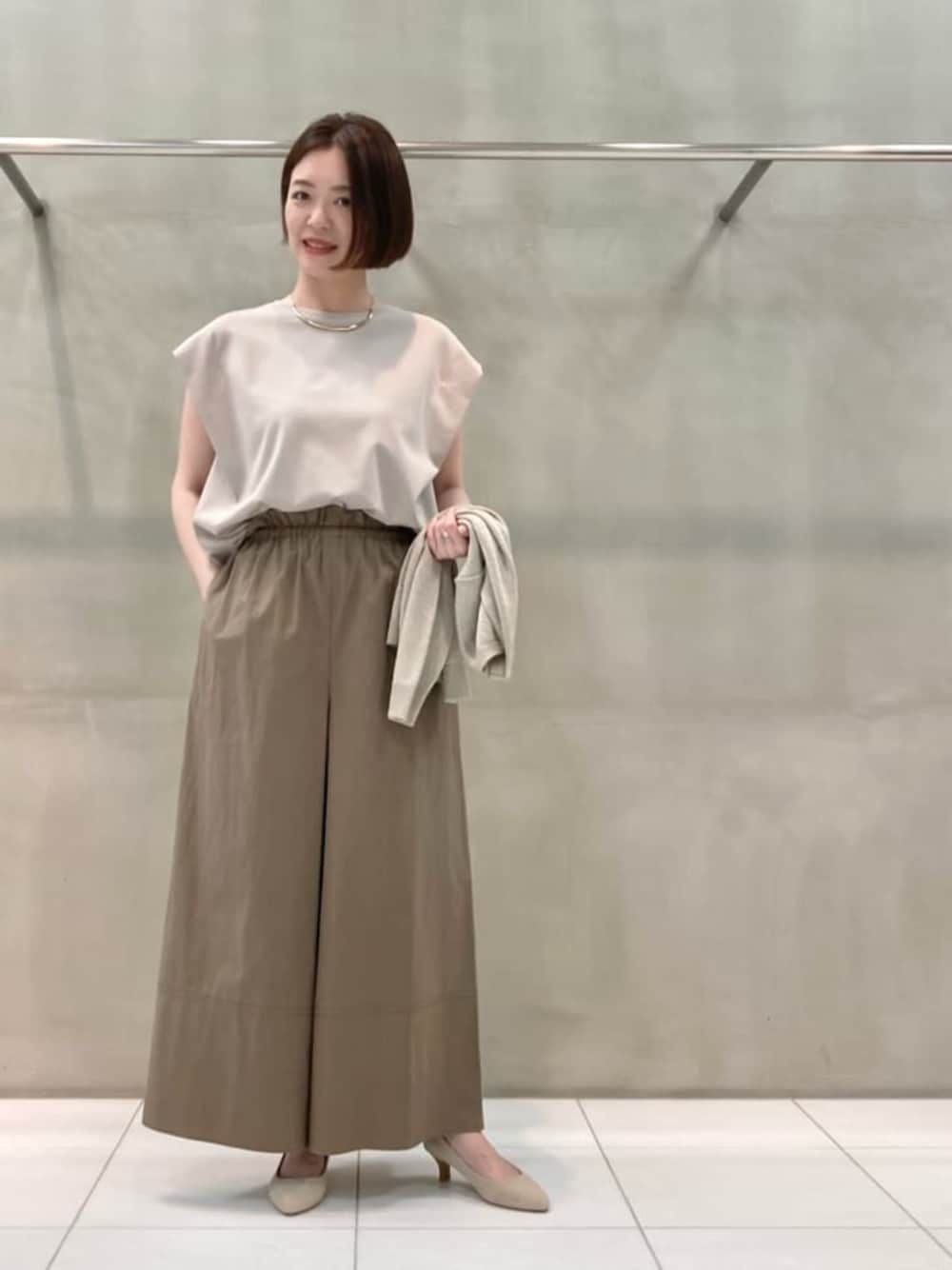 ベージュ系のカーディガン/ボレロ、イエロー系のその他パンツ、ベージュ系のTシャツ/カットソーを着用したレディースの春コーディネートの1枚目の写真