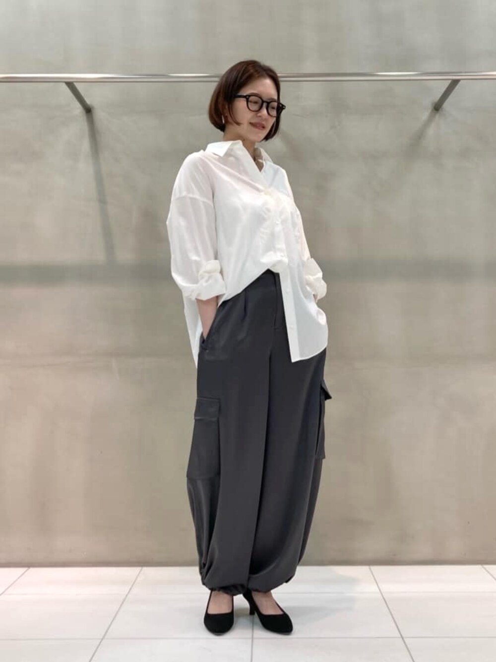 グレー系のその他パンツ、ホワイト系のシャツ/ブラウスを着用したレディースの夏コーディネートの1枚目の写真