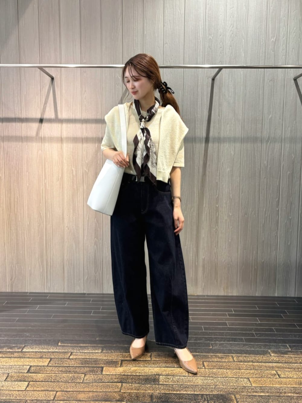 ホワイト系のショルダーバッグ、イエロー系のカーディガン/ボレロ、イエロー系のニット/セーターを着用したレディースの春コーディネートの1枚目の写真