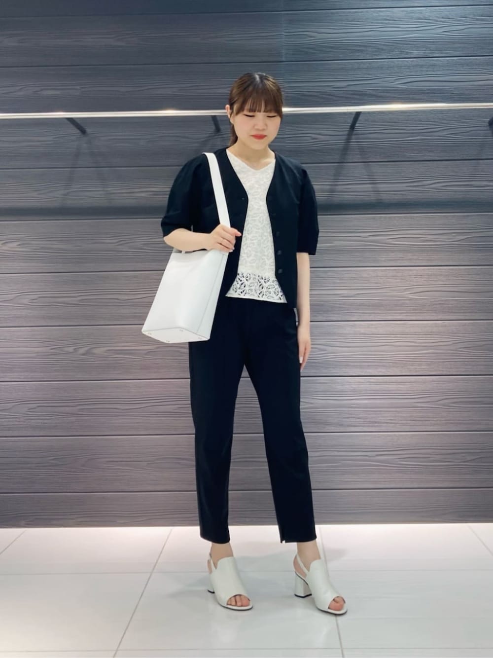 ホワイト系のショルダーバッグ、ホワイト系のサンダル、ホワイト系のシャツ/ブラウスを着用したレディースの夏コーディネートの1枚目の写真