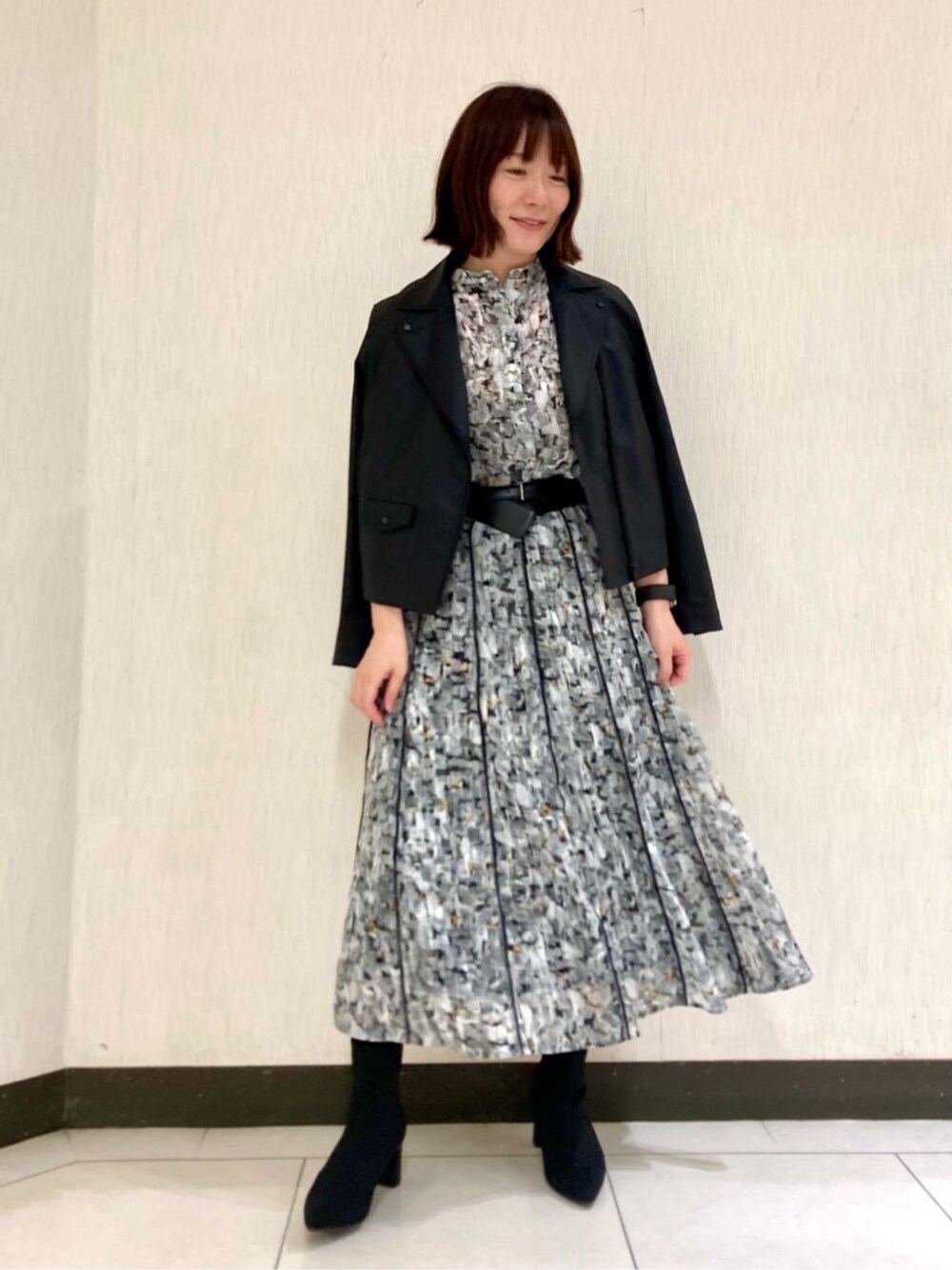 ブラック系のライダースジャケット、ブラック系のシャツ/ブラウス、ブラック系のスカートを着用したレディースの夏コーディネートの1枚目の写真