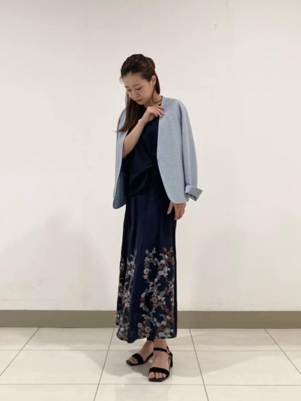 ブルー系のノーカラージャケット、ブルー系のスカートを着用したレディースの春コーディネートの1枚目の写真