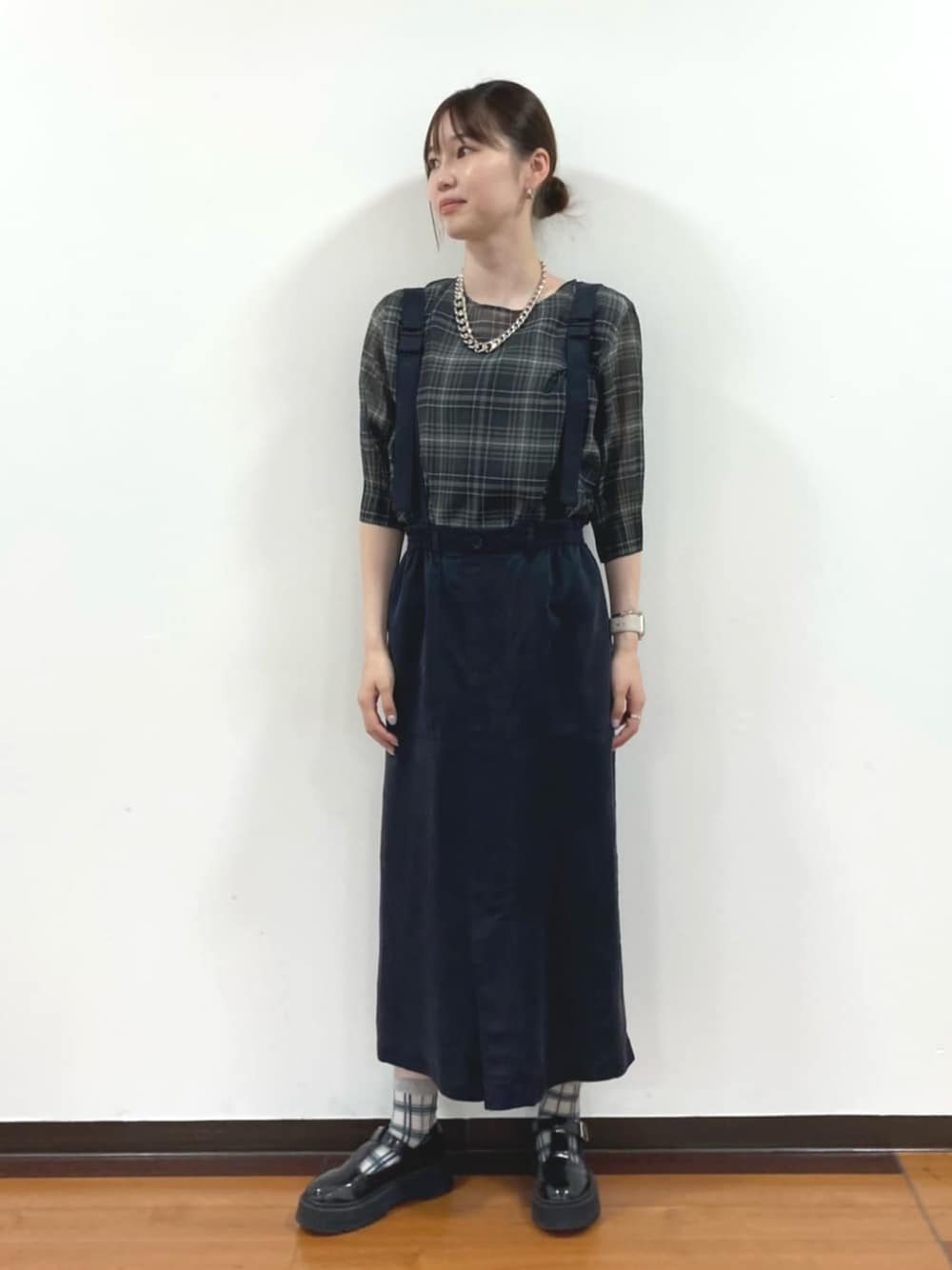 ブラック系のシャツ/ブラウス、ブラック系のワンピース/ドレス、シルバー系のアクセサリーを着用したレディースの春コーディネートの1枚目の写真