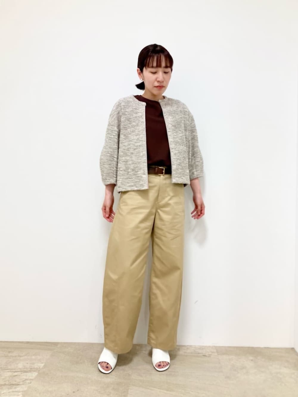 ホワイト系のサンダル、ブラウン系のTシャツ/カットソー、イエロー系のチノパンツを着用したレディースの夏コーディネートの1枚目の写真