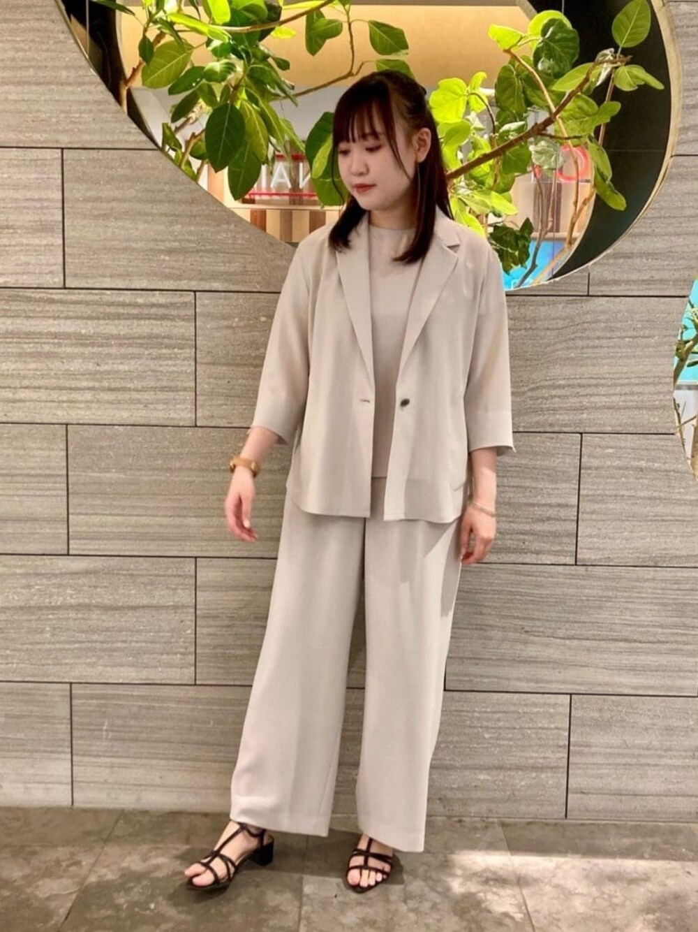 ベージュ系のテーラードジャケット、ベージュ系のその他パンツ、ホワイト系のTシャツ/カットソーを着用したレディースの夏コーディネートの1枚目の写真