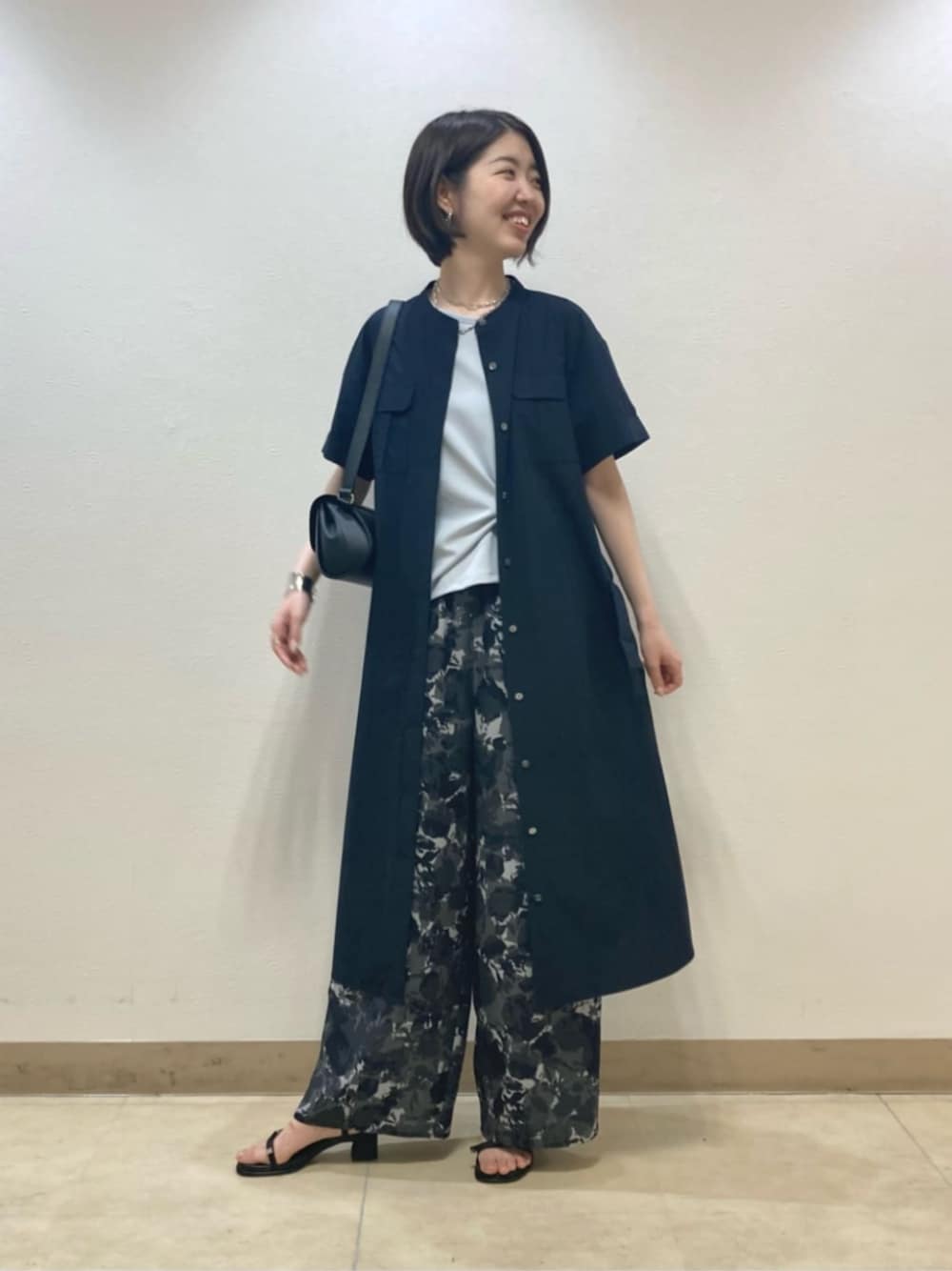 ブルー系のTシャツ/カットソー、ブルー系のその他パンツを着用したレディースの春コーディネートの1枚目の写真