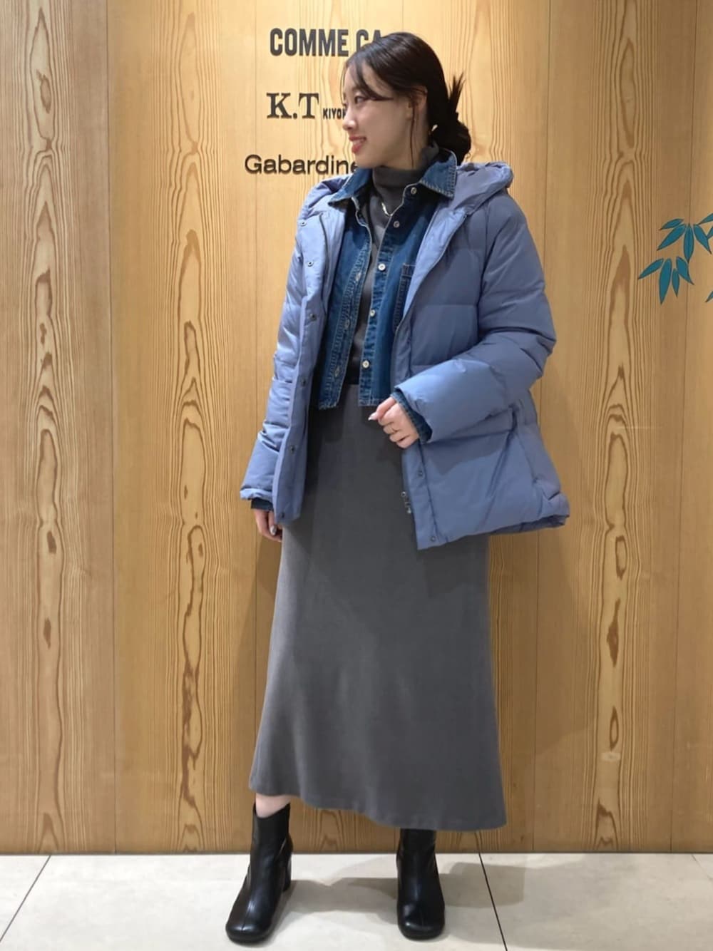 ブルー系のシャツ/ブラウス、ブルー系のダウンジャケット/コート、グレー系のスカートを着用したレディースの冬コーディネートの1枚目の写真